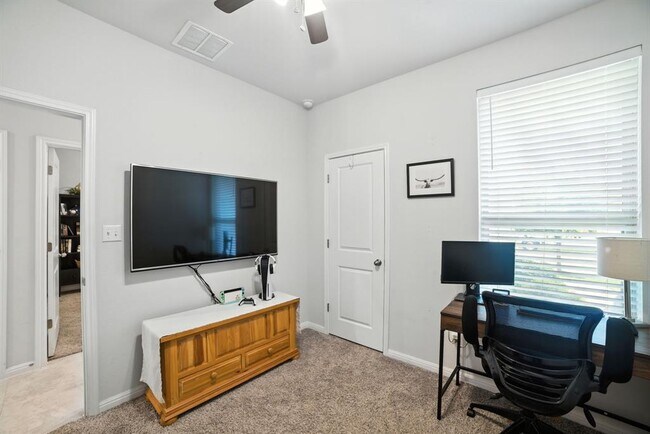 Building Photo - 324 Mountain Valley St