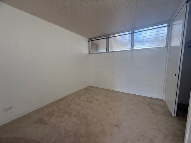 Building Photo - Remodeled 2 bedroom, 1 bath with assigned ...