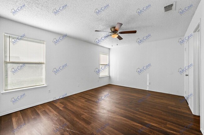 Building Photo - 2139 Vine Ln
