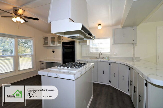 Building Photo - 3466 Shirley St