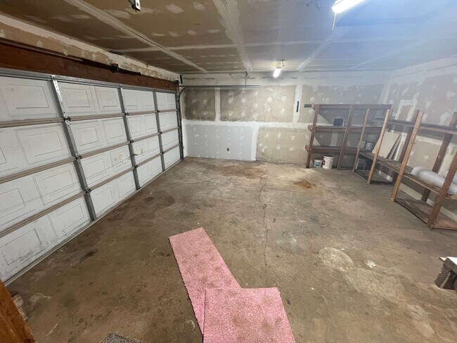 Building Photo - Live Amongst the Pines in Magalia