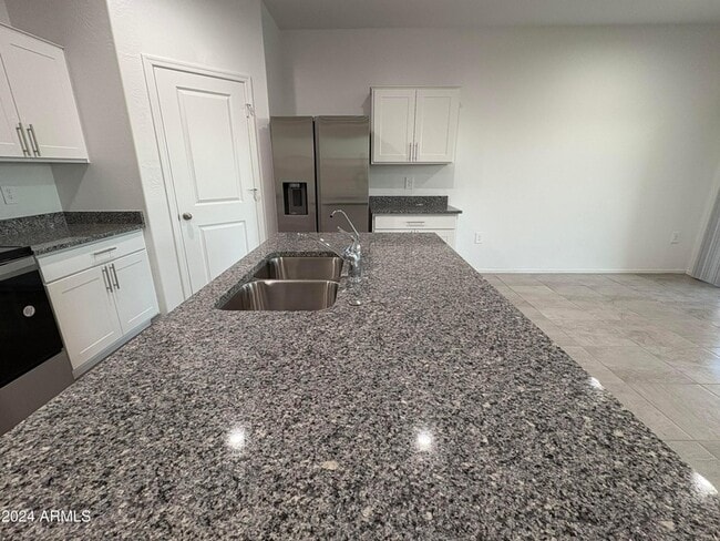 Building Photo - 1575 E Lardner Dr