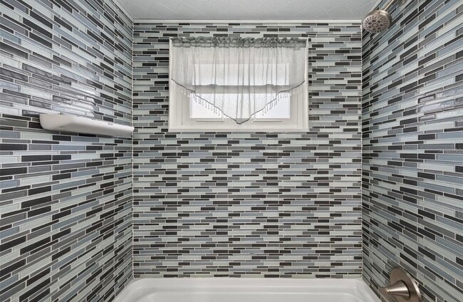 Building Photo - 7213 Isle Dr