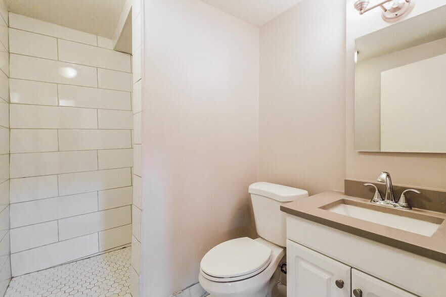 Building Photo - 5408 Hunter Dr