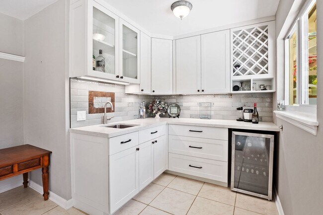 Building Photo - Stunning 4BR/3BA Pool Home with Outdoor Oa...