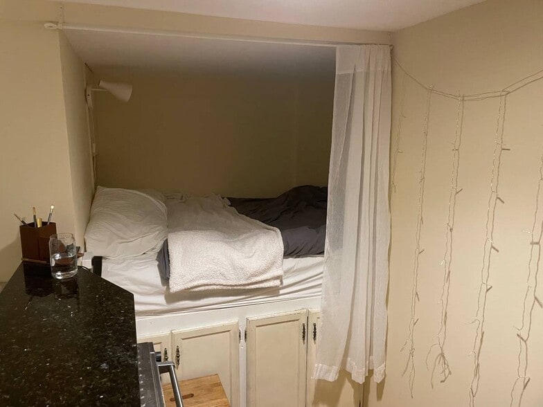 Building Photo - 8 Fulkerson St