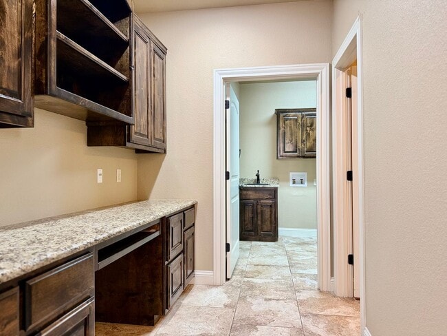 Building Photo - House For Rent