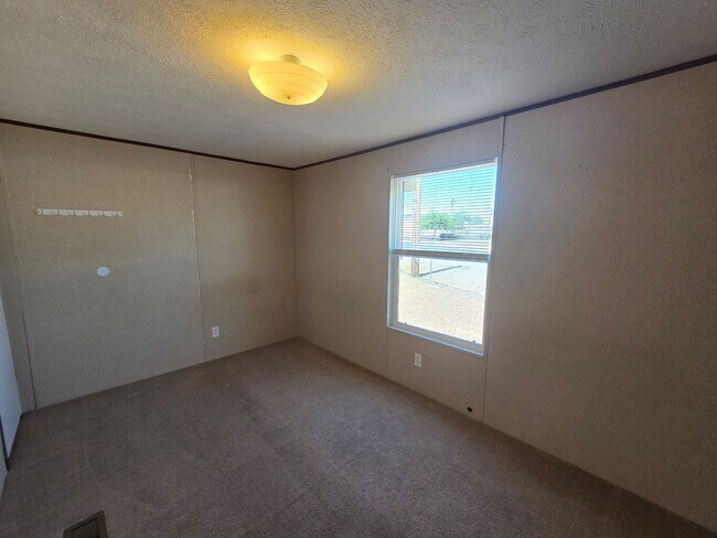 Building Photo - Cute, Clean & Affordable 3 Bed / 2 Bath Home in Central Bullhead City!