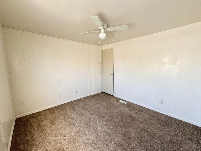 Building Photo - Cute Cozy and Centrally located