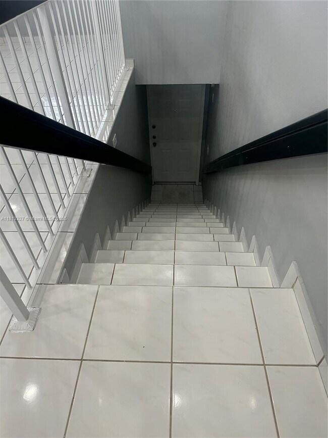 Building Photo - 3252 W 70th St