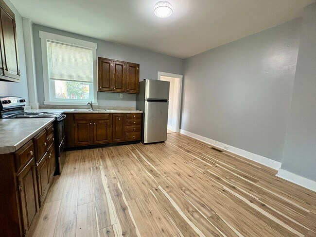 Building Photo - 2 Bedroom 1 Bathroom in Lancaster!