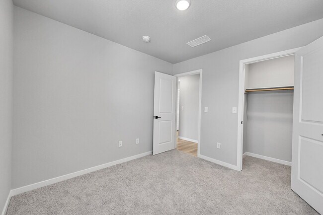 Building Photo - $2,495.00, 3 bed,2.5 bath located in Color...