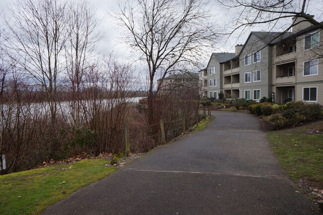 Building Photo - S. Landing 2 bedroom condo with Willamette...