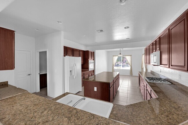 Building Photo - Huge 2 bedroom, 2 bath house with a Den on...