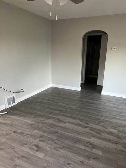 living room - 51539 Pond St