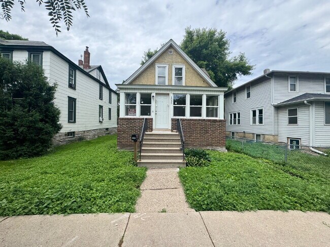 Building Photo - Charming 4-Bed Oasis in Minneapolis – Spacious 1500 Sq Ft Gem!