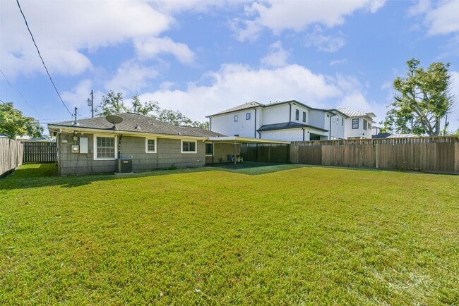 Building Photo - 4702 Maple St