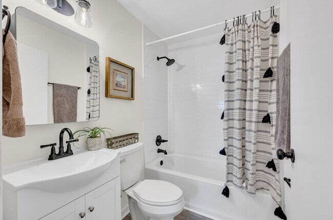 Building Photo - 3 Bed 2 Bath House w/Fenced Yard in East N...