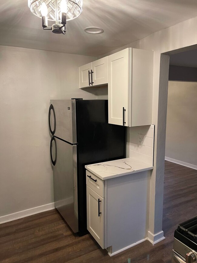 Building Photo - NEWLY UPDATED 2 BEDROOM / 1 BATH ATTACHED ...