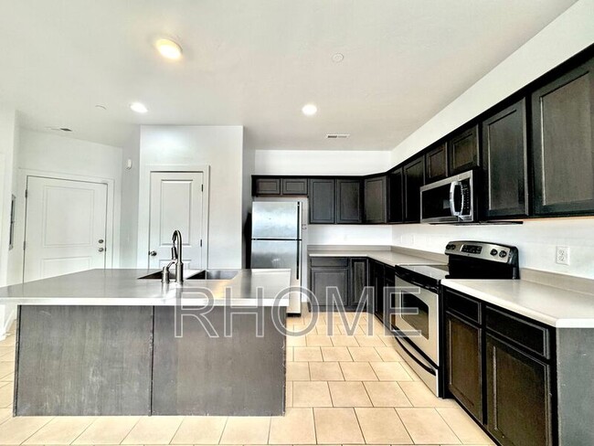 Building Photo - 10384 S Clarks Hill Dr