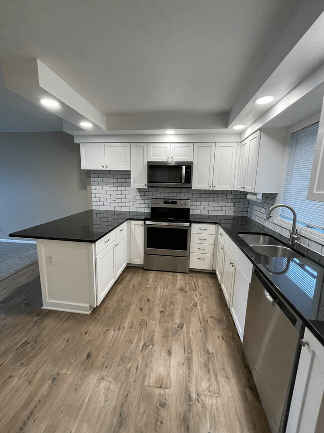 Building Photo - 602 W 23rd Ave