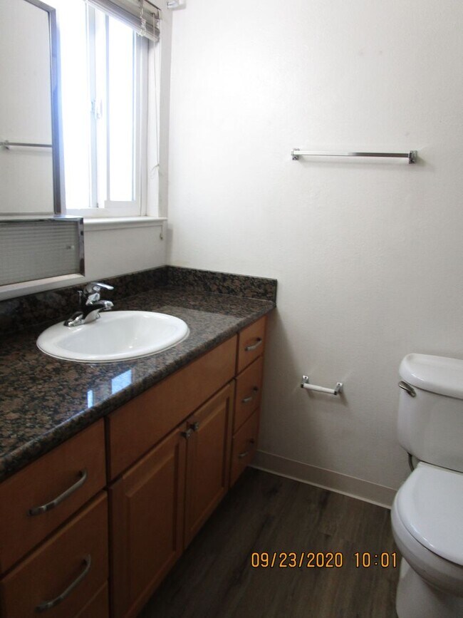 Building Photo - Nice Floorplan, Cute Yards - 4 Bedroom/2 B...