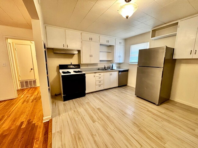 Building Photo - Move in special 2nd months rent $350 off