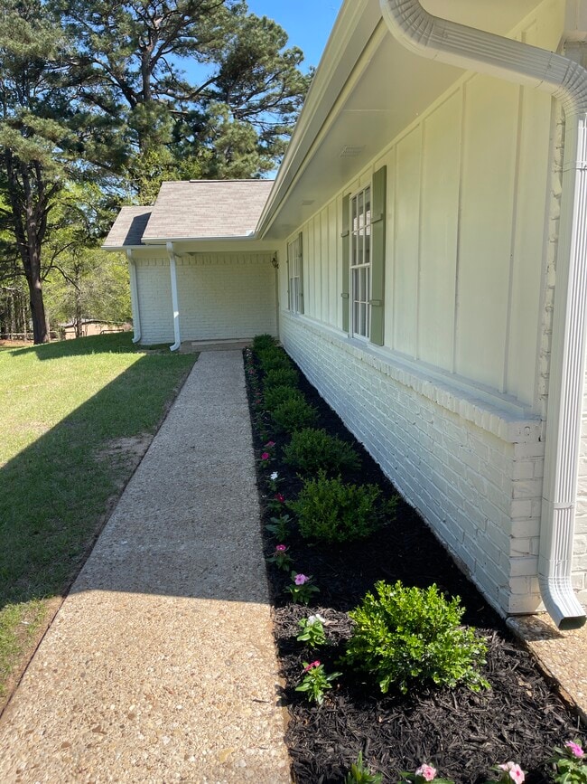 Building Photo - 15021 Hillview Rd