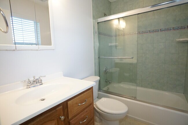 Building Photo - 807 Easterly Rd