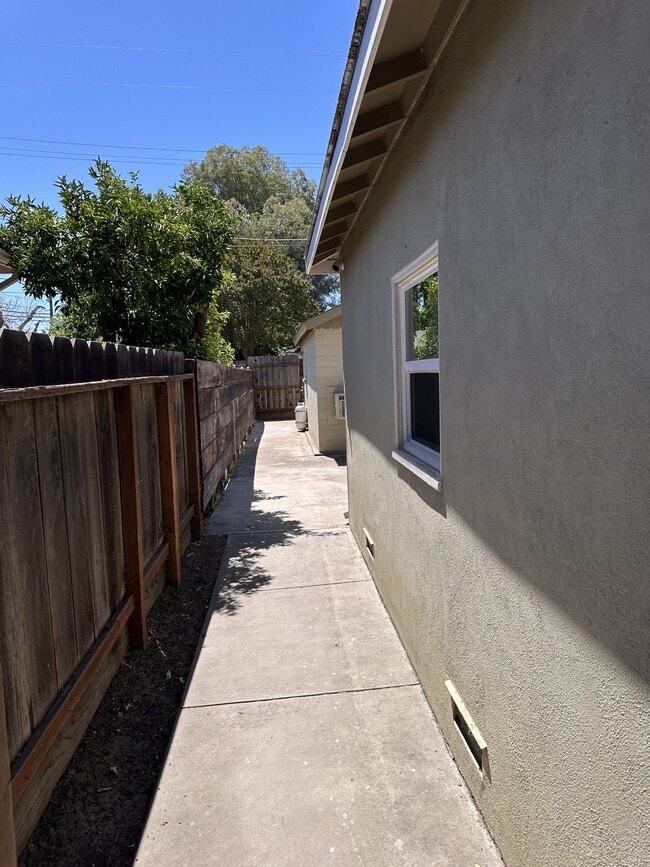 Building Photo - 1324 Del Rey Ave