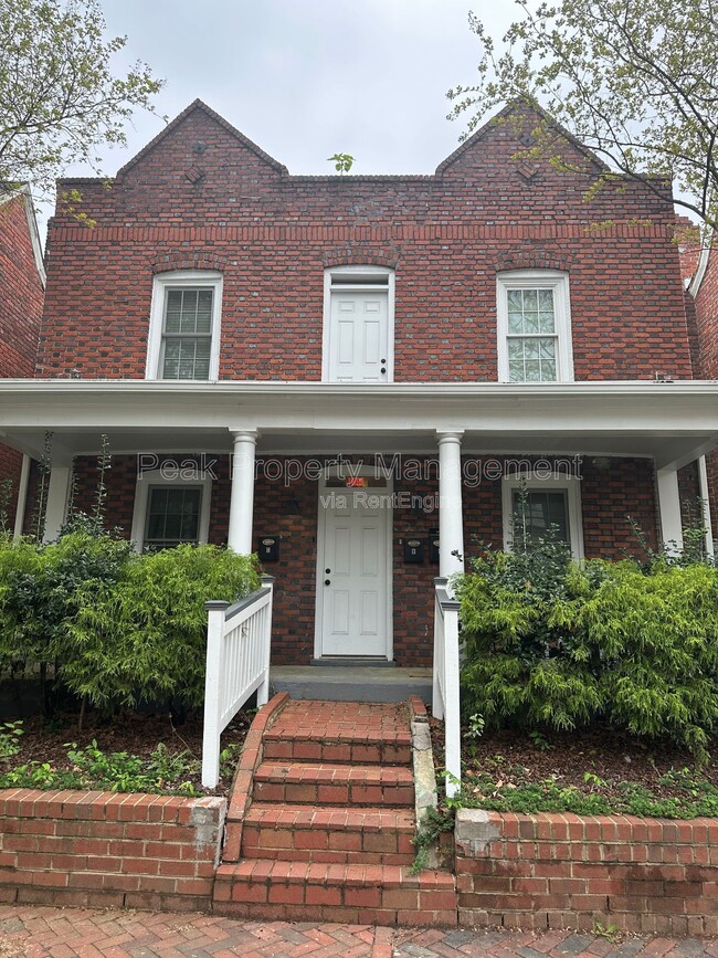 Building Photo - 2213 W Cary St