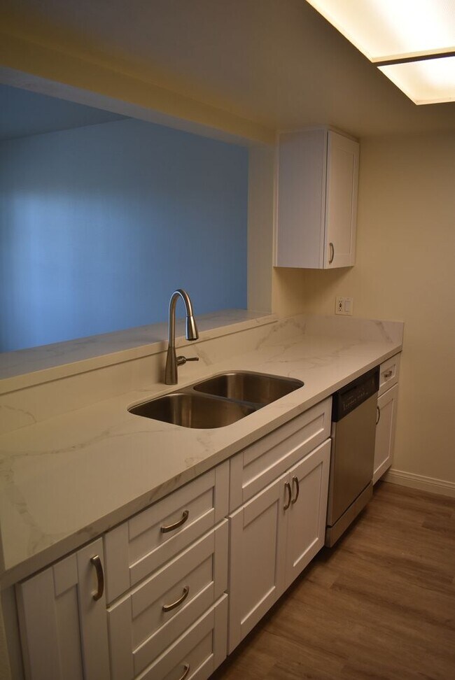 Building Photo - Remodeled 1 Bed, 1 Bath First Floor Condo in Carmel Trails