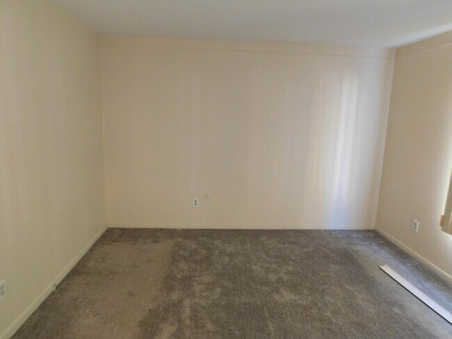 Building Photo - 444 N Fox Hills Dr