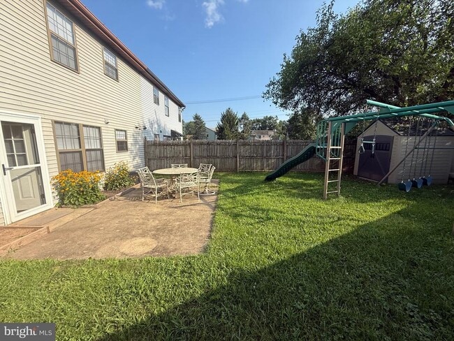 Building Photo - 131 Redwood Dr