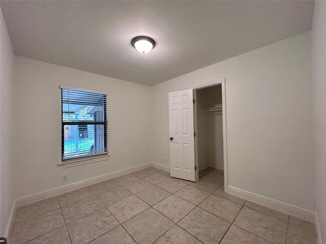 Building Photo - 6200 Palm Cir