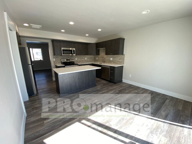 Building Photo - Townhouse