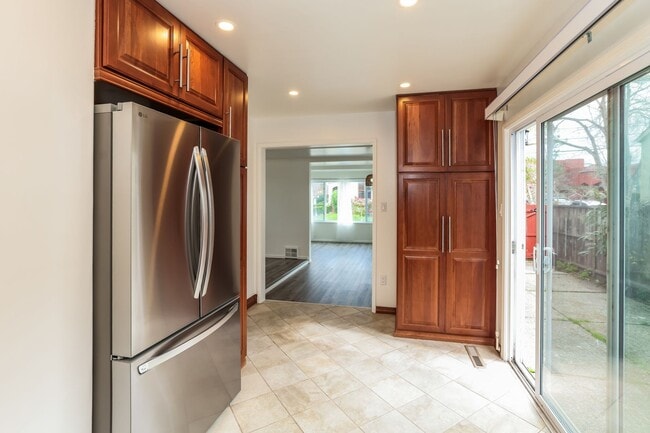 Building Photo - 3 Bedroom Home Available In Albany!