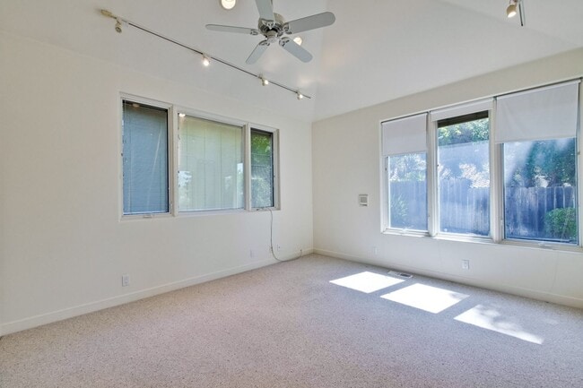 Building Photo - Large 3,767 sqft home on a 10,000 sqft lot- 2 bed located on 1st floor w/ separate entrance - Top...