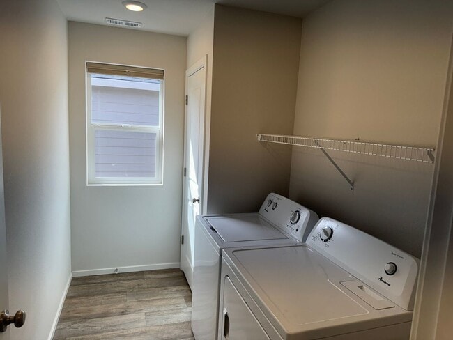 Building Photo - 4 bedroom 2.5 bathroom almost-new house in...