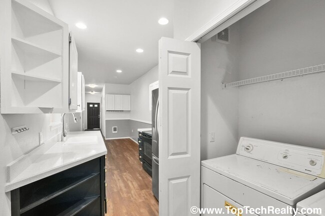 Building Photo - Charming 3 BD 2 BA Townhome Located in Hillsboro's Briarcreek Community | Recently Updated! | Mai...