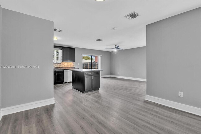 Building Photo - 14212 NE 4th Ave