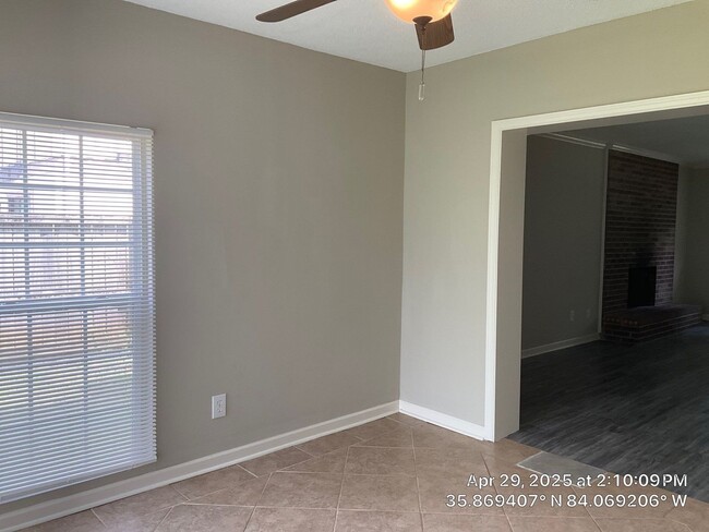 Building Photo - 3 Bedroom / 2.5 Bath House Available Now