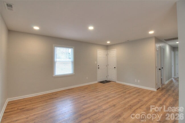 Building Photo - 700 Sharon Dr