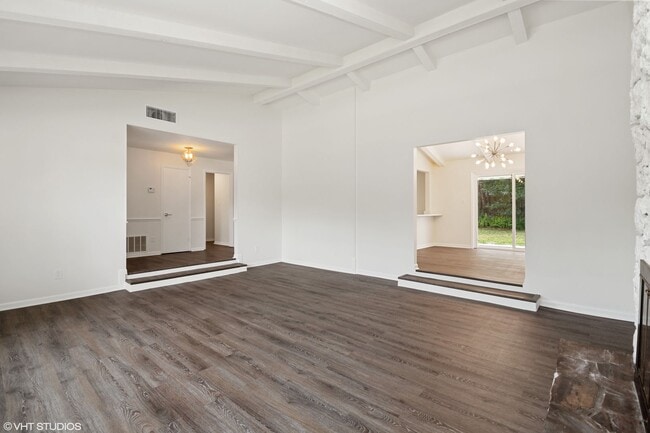Building Photo - Beautiful 3 bedroom 2 bath Longwood Home