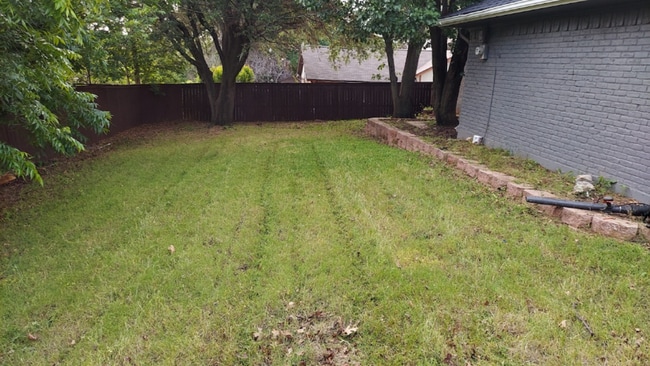 Building Photo - 2202 Greenbriar Ct