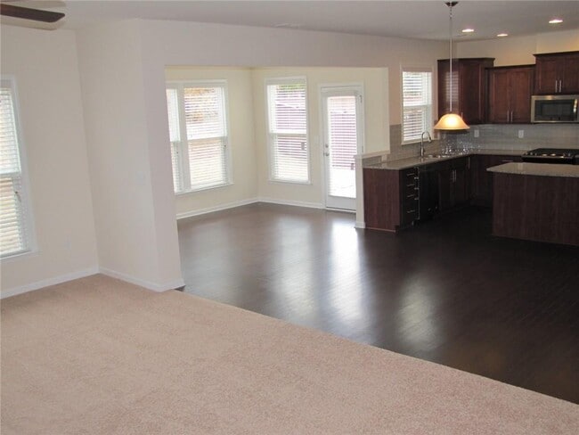 Building Photo - 462 Spring View Dr