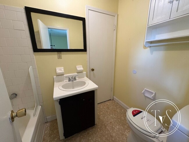 Building Photo - RATE DROP ALERT (was $1300/month) and SUMM...