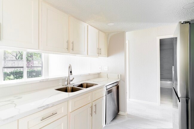 Building Photo - 19414 Leafwood Ln