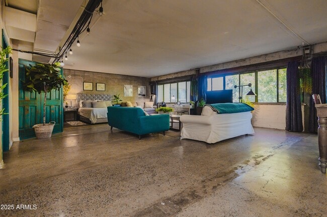 Building Photo - 353 E Thomas Rd