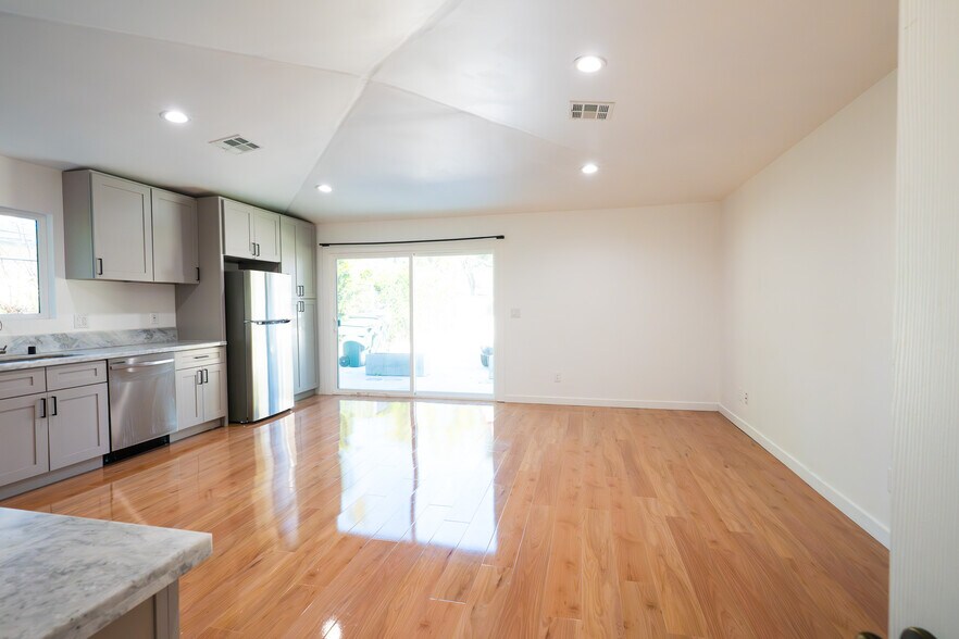 Building Photo - 270 E Penn St